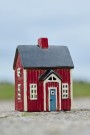 Hus t / telys Visby rødt hus med blå dør thumbnail