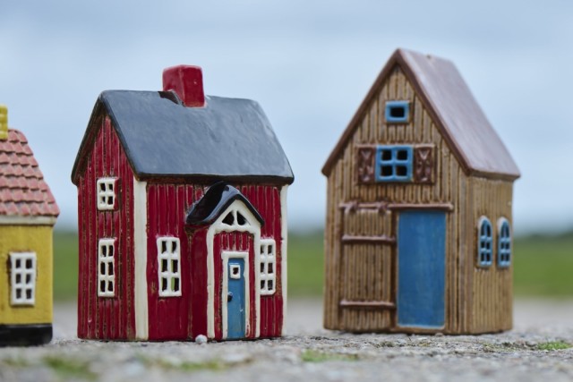 Hus t / telys Visby rødt hus med blå dør