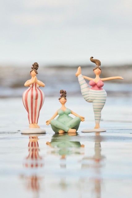 Damene i yoga positur